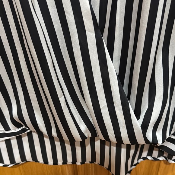 Apt. 9 Black and White Striped Long Sleeved Women's Top - Picture 6 of 7